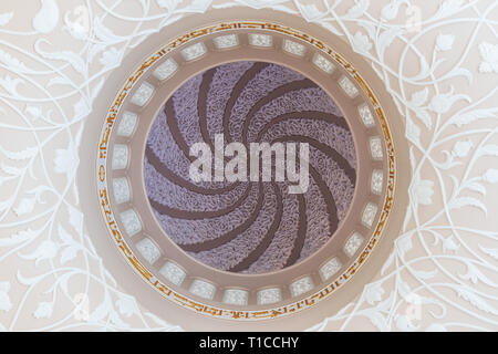 Emirati arabi uniti/ABUDHABI - 15 DEZ 2018 - soffitto artigianale dalla grande Moschea di Abu Dhabi. Emirati arabi uniti Foto Stock