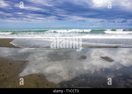 A Levanto - a marzo, 31, 2018 , la spiaggia di Levanto con mare ondeggiante in cinque terre parco della Liguria in Italia Foto Stock
