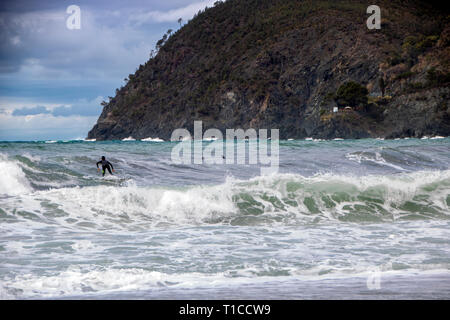 A Levanto - a marzo, 31, 2018 , i surfisti a Levanto con mare ondeggiante in cinque terre parco della Liguria in Italia Foto Stock