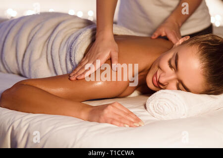 Donna godendo di massaggio della spalla nella health spa Foto Stock