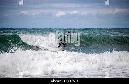 A Levanto - a marzo, 31, 2018 , i surfisti a Levanto con mare ondeggiante in cinque terre parco della Liguria in Italia Foto Stock