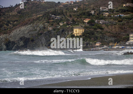A Levanto - a marzo, 31, 2018 , la spiaggia di Levanto con mare ondeggiante in cinque terre parco della Liguria in Italia Foto Stock