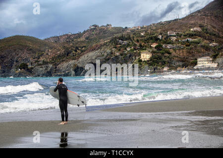 A Levanto - a marzo, 31, 2018 , i surfisti a Levanto con mare ondeggiante in cinque terre parco della Liguria in Italia Foto Stock