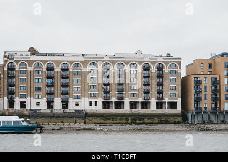 London, Regno Unito - 16 Marzo 2019: Vista della pistola Wharf, un magazzino convertito in appartamento residenziale, dal fiume Tamigi, Londra. Real estate in Londra è tra Foto Stock