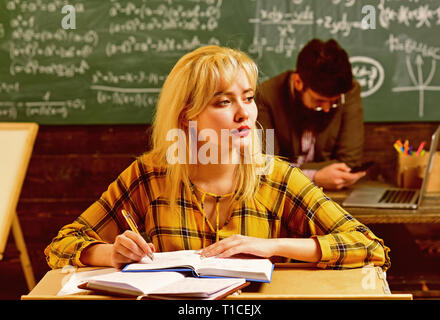 Gli studenti che studiano e test lezione da insegnante in classe in università. Studente Cerca metodo di studio che si adatta bene al suo stile di apprendimento Foto Stock