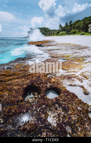 Paradiso mozzafiato spiaggia di Anse Bazarca. La sabbia bianca e acqua turchese, ruvida si gonfiano. Spruzzi di onde a rocce di granito, Seicelle Foto Stock