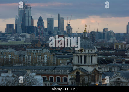 Tramonto primaverile su grattacieli a Greenwich e Canary Wharf ON una giornata nuvolosa Foto Stock