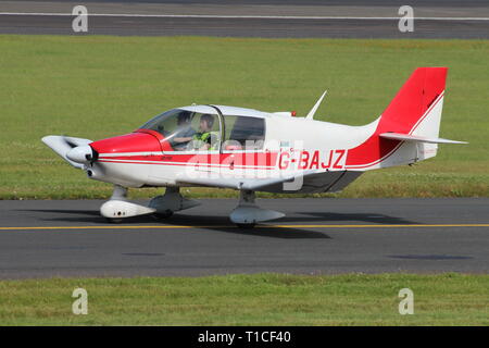 G-BAJZ, un Robin DR400/120 Dauphin 2+2 di proprietà e gestito da Prestwick Flying Club, nella sua casa di base a Prestwick International Airport in Ayrshire Foto Stock