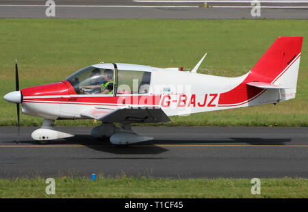 G-BAJZ, un Robin DR400/120 Dauphin 2+2 di proprietà e gestito da Prestwick Flying Club, nella sua casa di base a Prestwick International Airport in Ayrshire Foto Stock