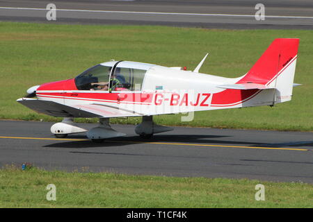 G-BAJZ, un Robin DR400/120 Dauphin 2+2 di proprietà e gestito da Prestwick Flying Club, nella sua casa di base a Prestwick International Airport in Ayrshire Foto Stock