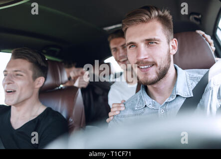 Gruppo di happy amici su una macchina Foto Stock