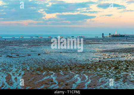 Alcochete pier al tramonto in inverno, Alcochete, Provincia di Setubal, Portogallo Foto Stock