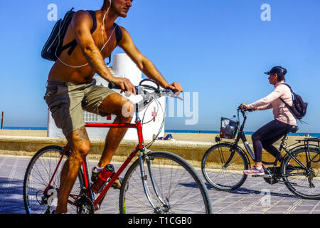 Gente in bicicletta, giro in bicicletta Valencia spiaggia Malvarrosa, spiaggia Spagna Valencia turisti, turistico Foto Stock