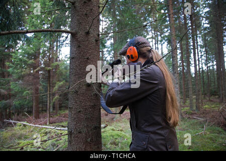 20151111 MJÖBY cacciatore femmina nella foresta. Foto Jeppe Gustafsson Foto Stock