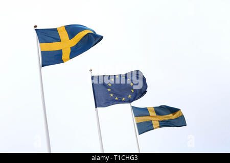 GÖTEBORG 20171117 la bandiera svedese e la bandiera dell'UE al di fuori Gothia towers durante il vertice UE di Göteborg. Foto Jeppe Gustafsson Foto Stock