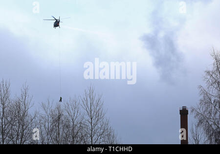 MJÖLBY 20171116 un uomo doveva essere salvato dal camino da un elicottero. Foto Jeppe Gustafsson Foto Stock