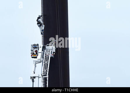 MJÖLBY 20171116 un uomo doveva essere salvato dal camino. Foto Jeppe Gustafsson Foto Stock