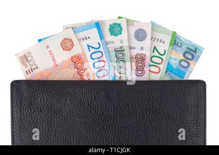 Valuta di rubli russi, banconote 100, 200, 500, 1000, 2000, 5000 in portafoglio in pelle, isolato su bianco. Foto Stock
