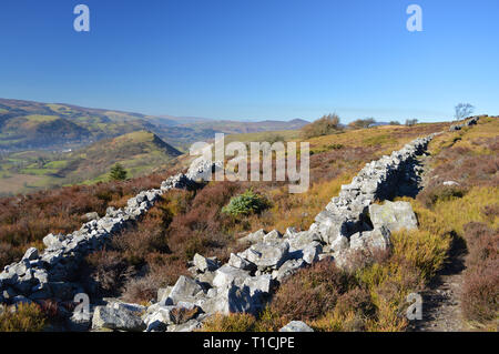 Panorama a piedi sulla montagna Eglwyseg nei primi giorni di sole primaverile, Llangollen Foto Stock