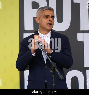 Londra, Regno Unito. 23 marzo, 2019. Il sindaco di Londra Sadiq Khan parla di "voto popolare' Marzo in piazza del Parlamento. Foto Stock