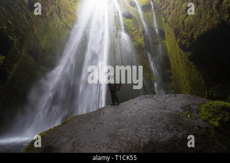 Cascate Nascoste in Islanda, Gljufrafoss con una donna avventura Foto Stock