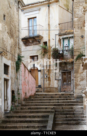 Esplorando le stradine e vicoli di Ragusa Ibla, la città vecchia è molto invecchiato case e scene di strada Foto Stock