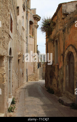 Esplorando le stradine e vicoli di Ragusa Ibla, la città vecchia è molto invecchiato case e scene di strada Foto Stock