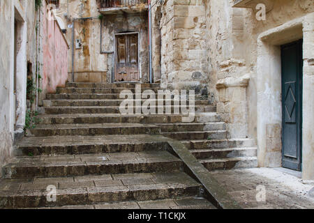 Esplorando le stradine e vicoli di Ragusa Ibla, la città vecchia è molto invecchiato case e scene di strada Foto Stock