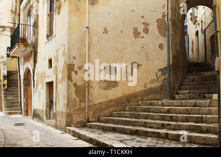 Esplorando le stradine e vicoli di Ragusa Ibla, la città vecchia è molto invecchiato case e scene di strada Foto Stock