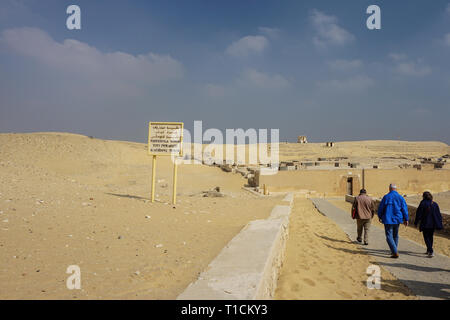 Saqqara, Egitto: il visitatore entrando nel complesso funerario di re Teti, sesta dinastia dominatore di Egitto (circa 2330 a.C.). Foto Stock