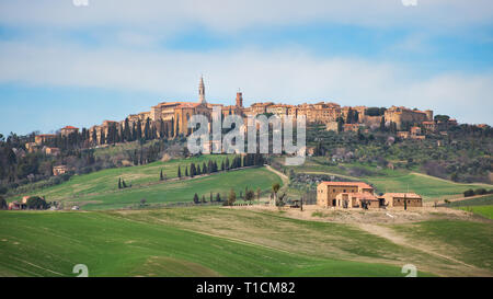 PIENZA, Italia - 4 Marzo 2019: Colline di prati sotto il borgo medievale di Pienza in Toscana Foto Stock