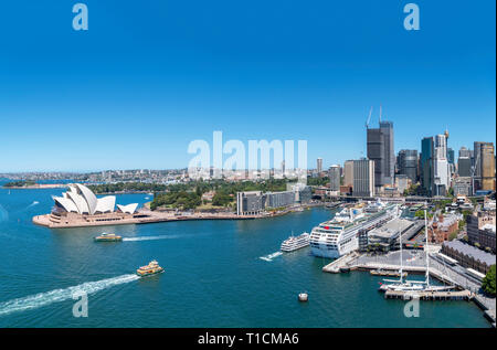 La Opera House di Sydney, Circular Quay e il quartiere centrale degli affari (CBD) visto dal Ponte del Porto di Sydney, Sydney, Australia Foto Stock