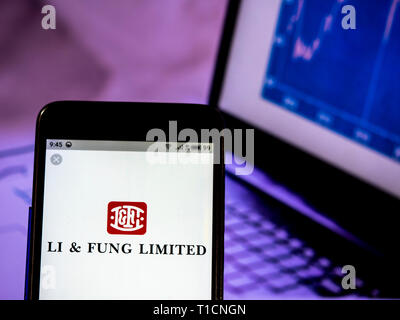 IIn questa foto illustrazione un Li & Fung visto il logo visualizzato su un telefono intelligente. Foto Stock