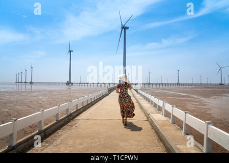 Le turbine eoliche che generano elettricità sul mare a Bac Lieu, Vietnam - Gennaio 26, 2019: Seascape con turbina energia verde elettricità, mulino a vento per Foto Stock