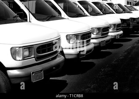 Fila di furgoni bianco per consegnare cargo carrello di trasporto e di consegna Foto Stock