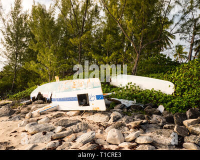 Paesaggio di catamarano danneggiato, la costa atlantica, governatori Harbour, Eleuthera, Bahamas, dei Caraibi. Foto Stock