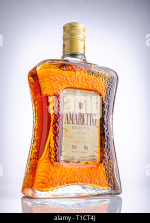 Bottiglia di liquore all'Amaretto sul gradiente dello sfondo. Amaretto proviene da Saronno in Italia. Foto Stock