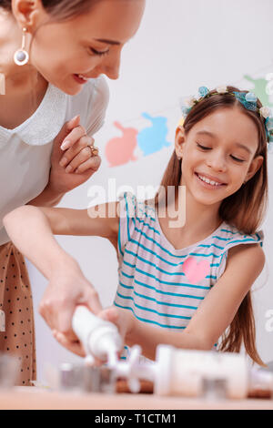 Incredibile longhaired kid avente lezione pratica in cucina Foto Stock