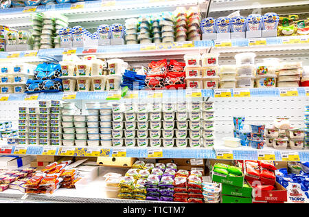 Samara, Russia - 29 Giugno 2018: prodotti lattiero-caseari freschi pronti per la vendita nel supermercato lenta. Uno dei più grandi retailer in Russia Foto Stock