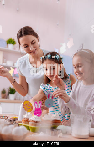 Positivo donna felice di trascorrere del tempo con le figlie Foto Stock