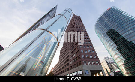 Grattacieli in Potsdamer Platz di Berlino. Si tratta di un importante piazza e intersezione di traffico nel centro di Berlino Foto Stock