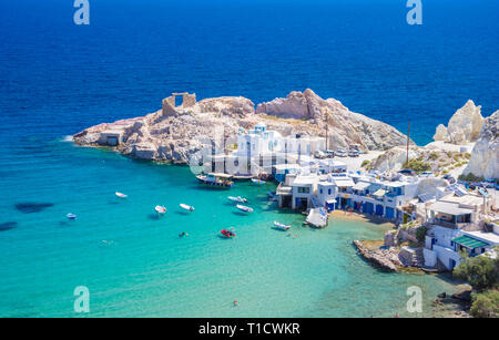 Scenic Firopotamos (villaggio greco tradizionale villaggio sul mare, le Cicladi-style) con sirmata - tradizionali case di pescatori, Milos, Grecia. Foto Stock