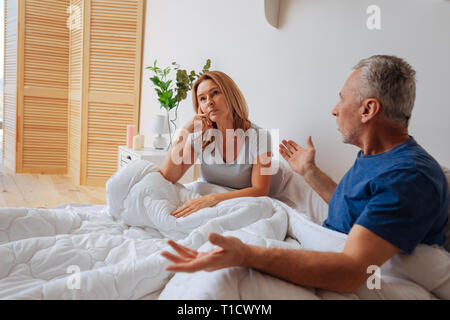 Coppia marito e moglie aventi piccolo litigio in camera da letto Foto Stock