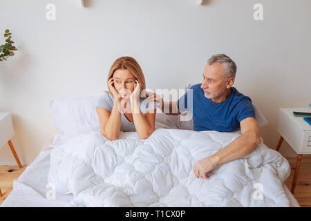 La cura amorevole marito calmare la sua moglie emotivo dopo la querelle Foto Stock