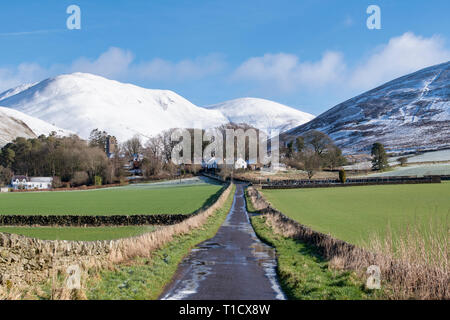 Villaggio Durisdeer e colline in inverno south lanarkshire, Scottish Borders, Scozia Foto Stock