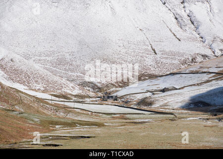 Agriturismo nella coperta di neve Dalveen passano nel Lowther Hills, Dumfries and Galloway, Scottish Borders, Scozia Foto Stock