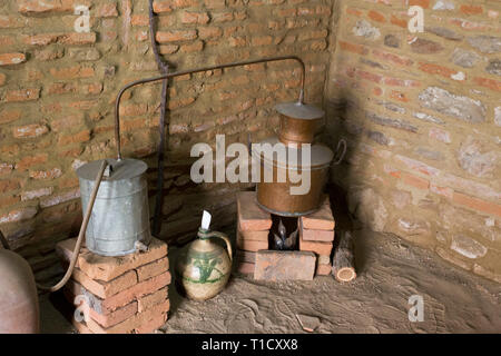 Un antico distillatori di fronte a una casa in Europa Foto Stock