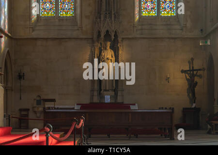 La statua di San San Filippo Neri all'interno della Cattedrale di Arundel, scena in interni, West Sussex, in Inghilterra, Regno Unito Foto Stock