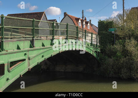 Bures Essex Suffolk border, vista del ponte di ferro sul fiume Stour che segna il confine tra le contee di Essex e Suffolk, Inghilterra Foto Stock