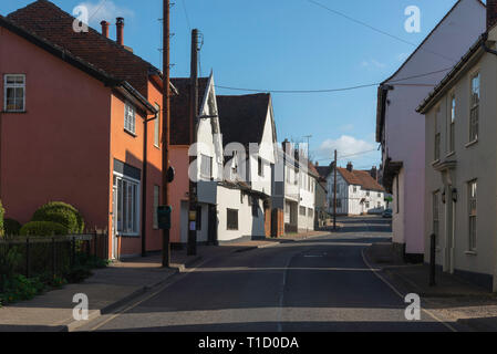 Bures Suffolk REGNO UNITO, vista lungo la High Street in bure villaggio sull'Essex Suffolk border, Babergh district, Suffolk, Regno Unito. Foto Stock